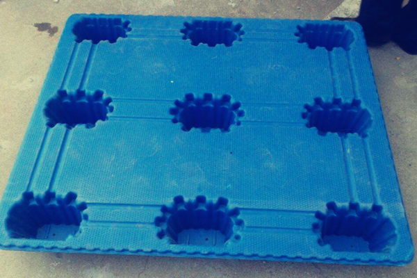 如何選擇質優價美的九腳吹塑托盤模具？