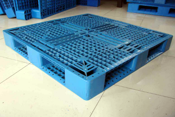 與普通倉儲托盤的優勢在哪里?食品塑料托盤廠家為您講解